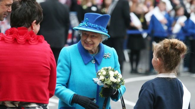 Queen greets crowds in Edinburgh