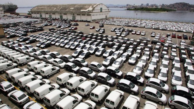 Carros à espera de serem exportados no Rio de Janeiro (Arquivo/Getty)
