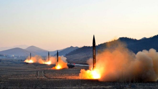 Cuatro misiles balísticos de Corea del Norte, a punto de ser lanzados.