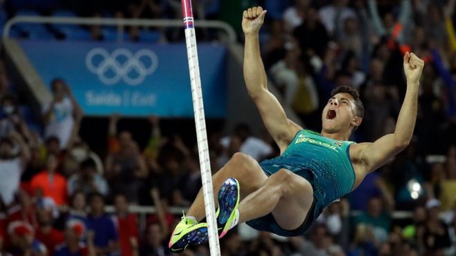Celebrando em pleno ar: Thiago Braz vira 'heroi' nacional após ouro na Rio 2016