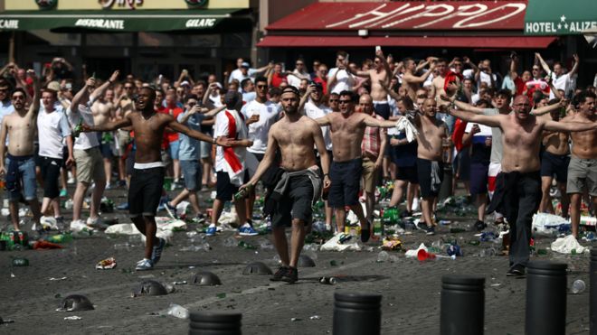 صور لبعض الاحداث المهمة التي وقعت عام 2016 _93125580_france_marseille_marseillefrance-june11_englandfansthrowbottlesandclashwithpoliceaheadofthegameagainstrussiala