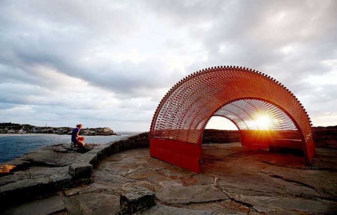 இந்த திறந்தவெளி நிகழ்வுக்கு குறிப்பிட தலைப்பு இல்லை. கலைஞர்களின் சுதந்திரமான படைப்பாற்றலுக்கு ஆதரவு வழங்குகிறது.