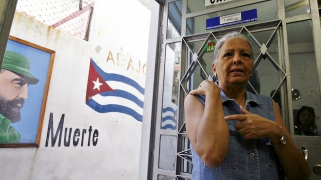 Cuban dissident Martha Beatriz Roque gestures during an interview at her home in Havana in this September 28, 2007 file picture.