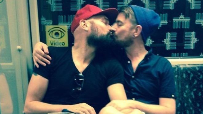 Dos hombres se besan