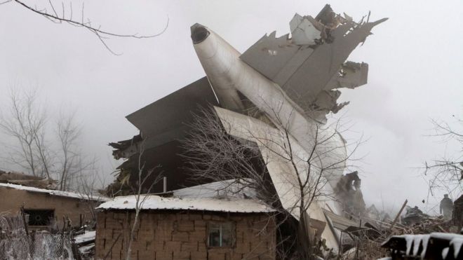 Fragmentos del avión en Manas