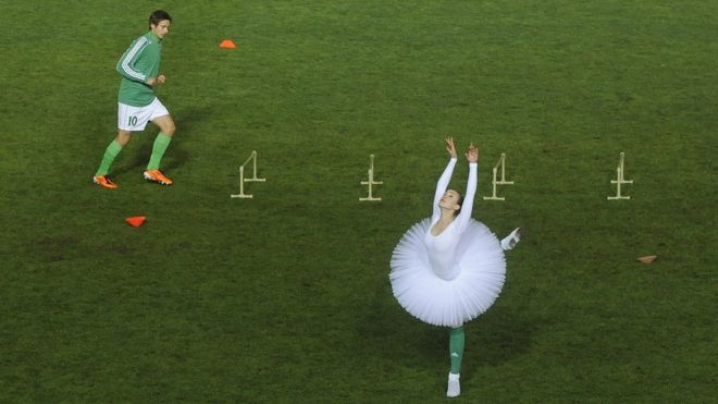 bailarina de ballet con jugador de fútbol.