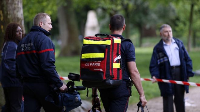 Firefighters at the entrance of the Parc Monceau, Paris (28 May)