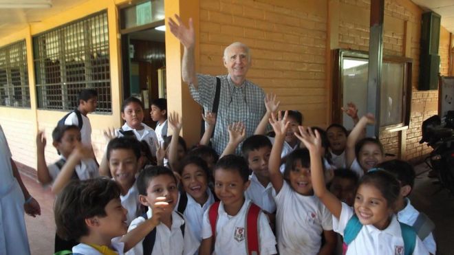 Fernando Cardenal with schoolchildren