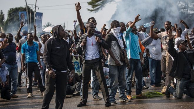 Supporters of Gabonese opposition leader Jean Ping face security forces in Libreville 31 August 31 2016