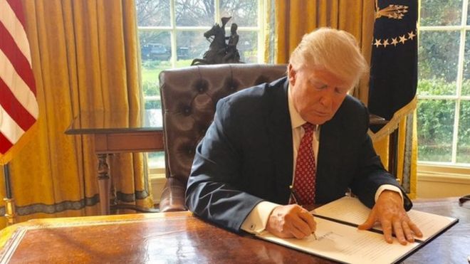Trump firmó el decreto en privado.