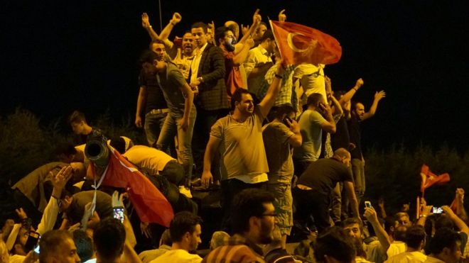 Atatürk Havalimanı'nda tankın üstüne çıkan göstericiler