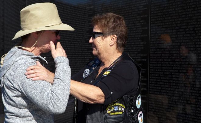 Starnes consuela a una visitante en el Vietnam Veterans Memorial, conocido como 