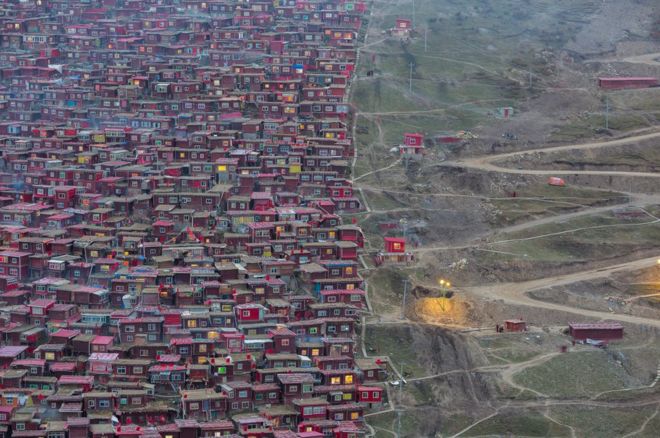 ஒரு புறம் வீடுகளற்ற நிலம். மறுபுறம் நெருங்கி அமைந்திருக்கும் வீடுகள்