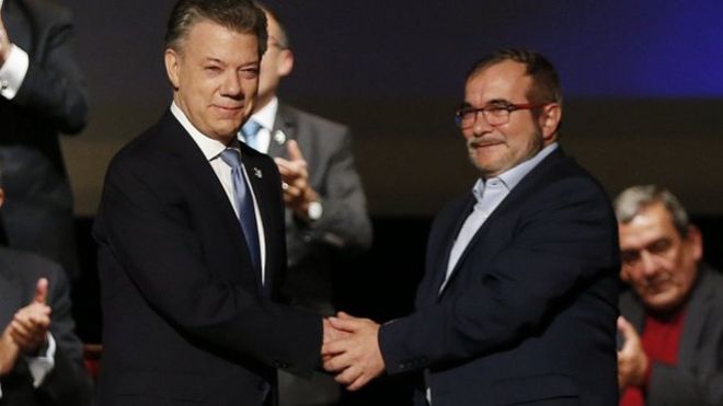Presidente de Colombia Juan Manuel Santos junto al líder de las FARC, Timochenko.