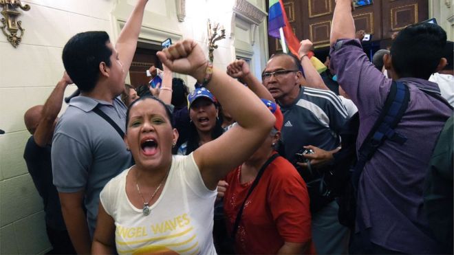 Manifestantes irrumpen en el palacio legislativo