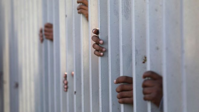 Manos en una barrera