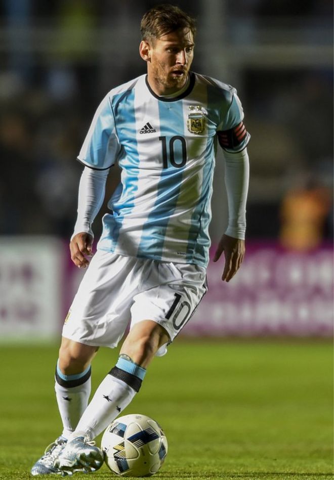 Messi in Argentina strip with control of the ball, May 27 2016
