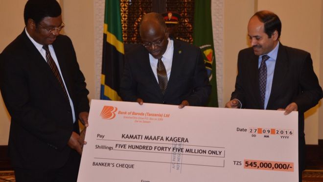 Rais Magufuli na Waziri Mkuu Majaliwa wakiwa na mfano wa hundi ya mchango kutoka kwa Balozi wa India Tanzania Sandeep Arya katika ikulu jijini Dar es Salaam.