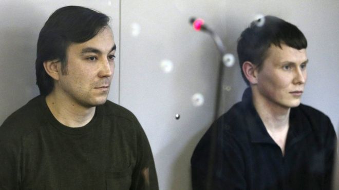 Yevgeny Yerofeyev (L) and Alexander Alexandrov sit in court in Kiev