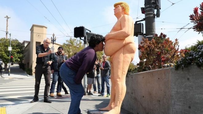 Mwanamke akipiga busu kinyago cha Donald Trump mjini San Francisco