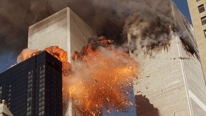 برخورد دو هواپیمای مسافربری ربوده شده به برج های دوقلوی نیویورک این دو آسمانخراش را در حلقه آتش فرو برد و پس از ساعتی موجب فروریختن هر دو برج شد