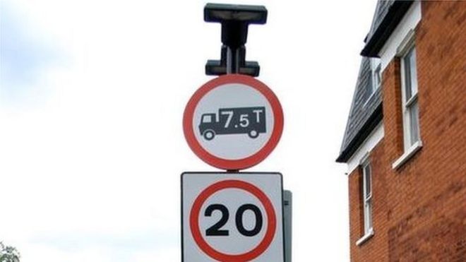 A road sign showing a lorry weight restriction