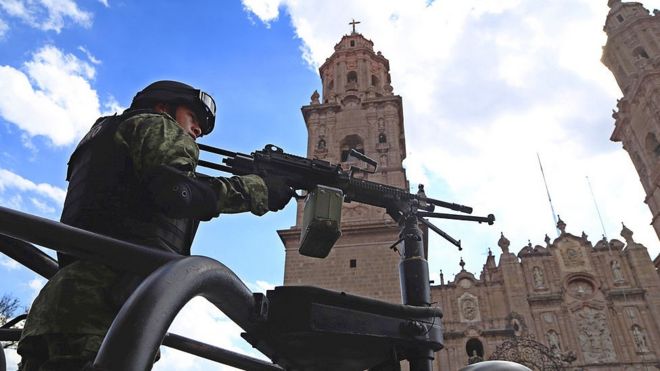 Soldado frente Iglesia.