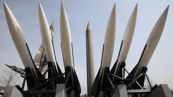 韩国首尔朝鲜战争博物馆展出的韩朝导弹仿制品（资料图片）