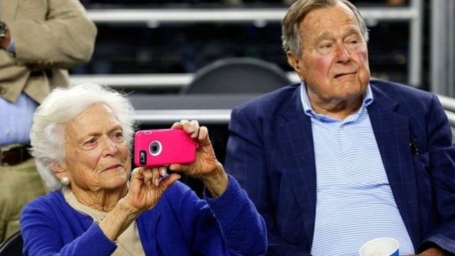 Rais wa zamani wa Marekani George Bush na mkewe Barbara