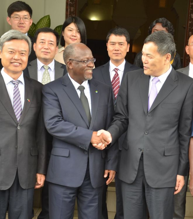 Rais wa Tanzania Dkt. John Magufuli akiagana na Naibu Waziri wa Biashara kutoka China Qian Keming baada ya kumaliza mazungumzo yao Ikulu, Dar es Salaam.