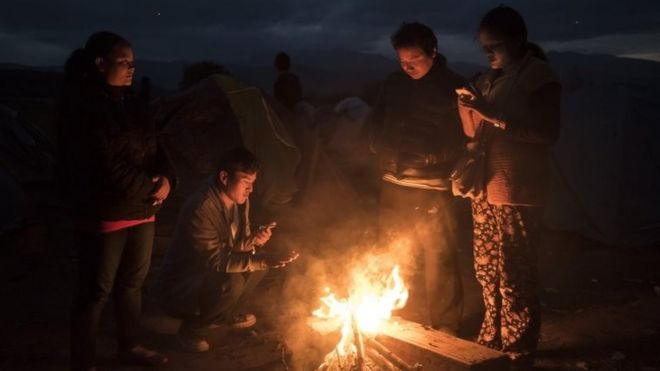 Migrants warm up around a bonfire in the Greek village of Eidomeni near the Macedonian border. Photo: 23 November 2015