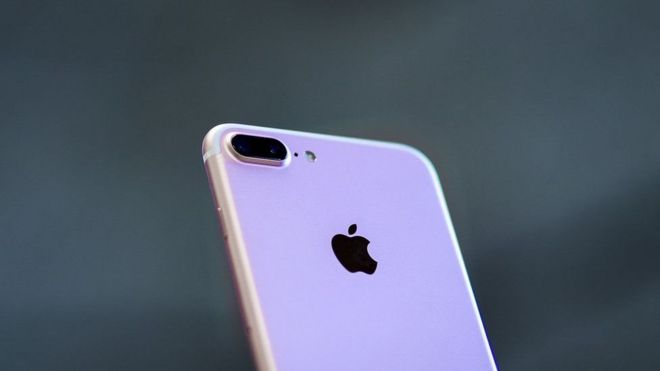 محكمة أمريكية تقضي بإلزام متهم بالتلصص على امرأة بالكشف عن كلمة مرور هاتفه من طراز اي فون