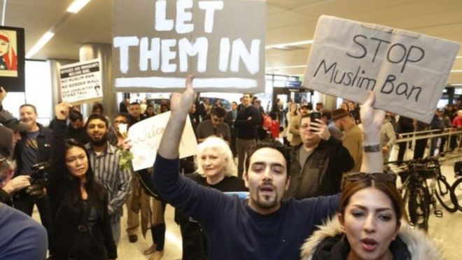 Raia waandamani wakipinga amri ya donald Trump ya kuwazuia Waislamu kutoka mataifa saba kuingia Marekani