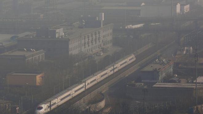 1月2日,一輛行駛在北京城區的高速列車。