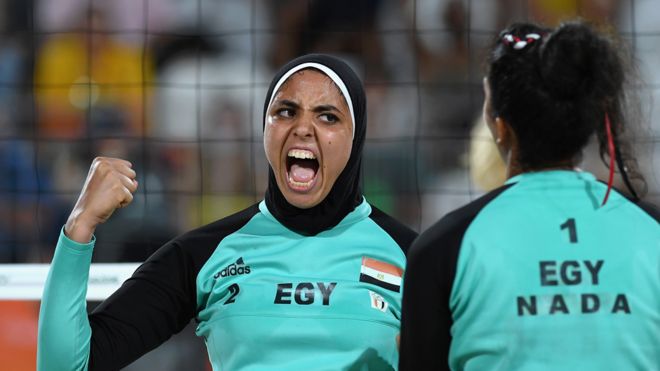 Dooa Elghobashy, de Egipto, celebra una anotación en el partido de voleibol playa contra rivales de Alemania
