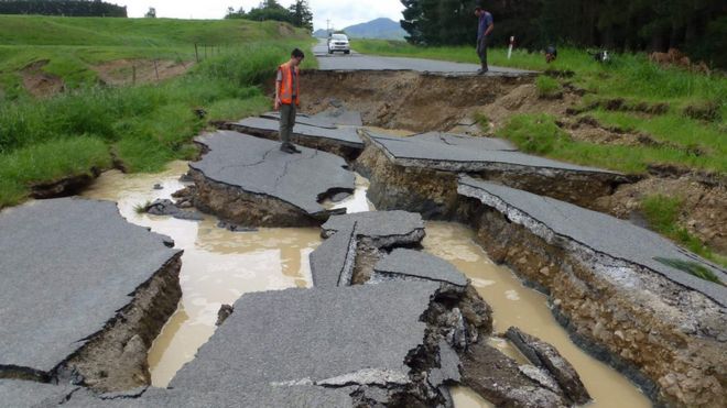 Un ingeniero supervisa los daños en una carretera cerca de Waiau.