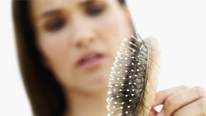 Mulher vê cabelos acumulados em sua escova