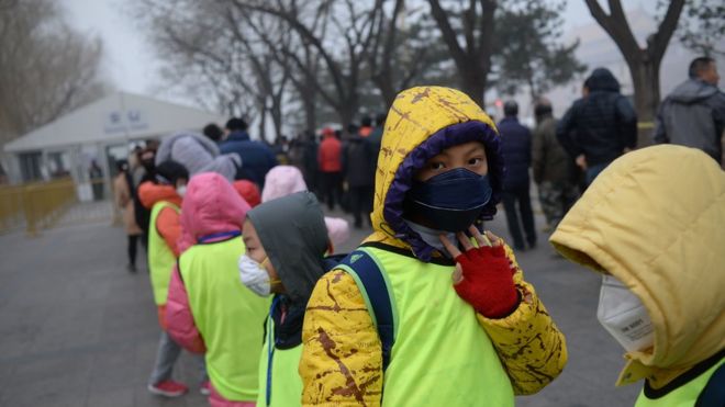 带着口罩的北京学生