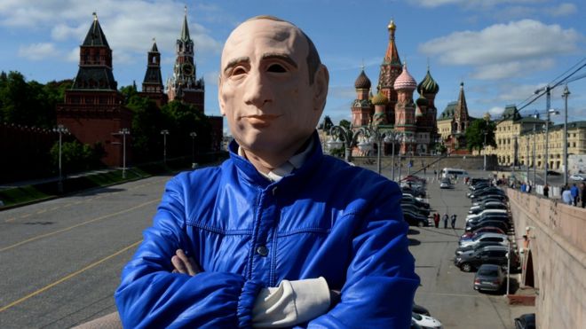 Roman Roslovtsev in his Putin mask