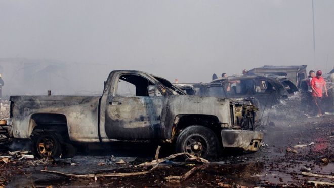 Camioneta destruida por el fuego