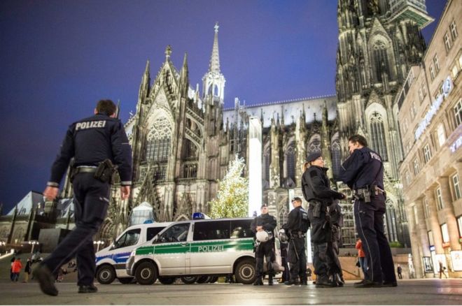 Police officers standing outside the main station next to Cologne cathedral, 6 January 2016