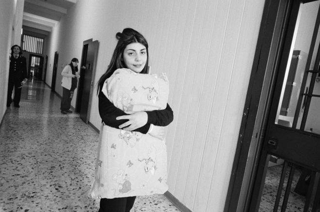 امرأة سجينة في إيطاليا.