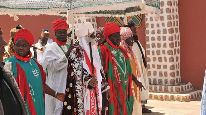 Muhammad Sanusi, el emir de Kano (con una tela que le cubre la cara), en el norte de Nigeria.