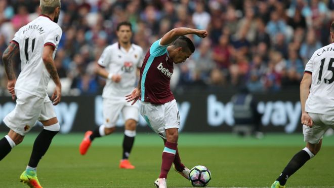 Manuel Lanzini hace una rabona para West Ham en un juego contra Watford