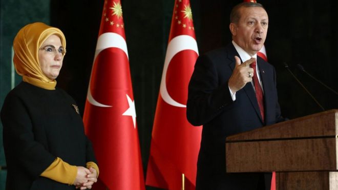 Turkish President Recep Tayyip Erdogan delivers a speech, flanked by his wife Emine, in Ankara on (9 February 2016)