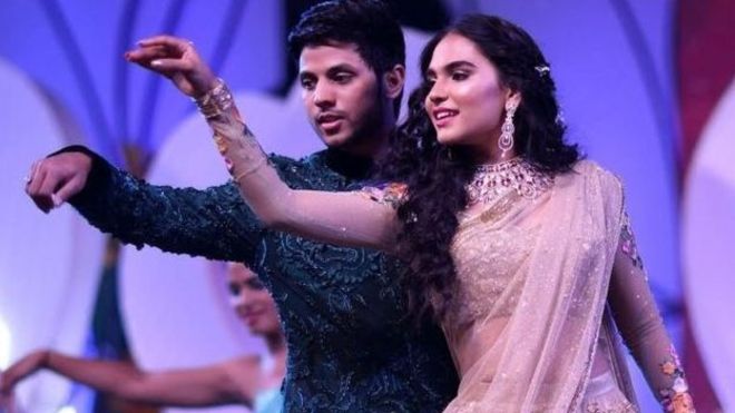 தங்க முலாம் பூசப்பட்ட திருமண அழைப்பிதழ், பாலிவுட் நட்சத்திரங்களின் நடனம் ஆகியவை தேவையில்லாத ஆடம்பர பகட்டு என பலர் குறை கூறுகின்றனர்.