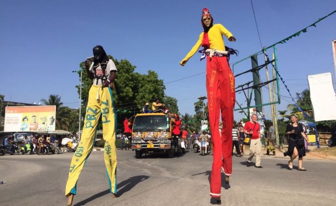 Ugu dambeyn, Khamiistii Zanzibar waxaa ka bilowday munaasabad loo garanaayo Sauti za Busara, halkaas o farshaxaniin caalamka ka kala socda ay waxyaabo kala duwan ku soo bandhigayaan. Labadan nin waxay lugaha ku xirteen ulo oo ay ku socdaan