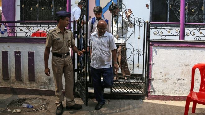 Indian police and forensic experts leave a house in the Kasarvadavali area on the outskirts of Mumbai, India, 28 February 2016, where a 35-year-old man was suspected of murdering 14 family members before hanging himself.
