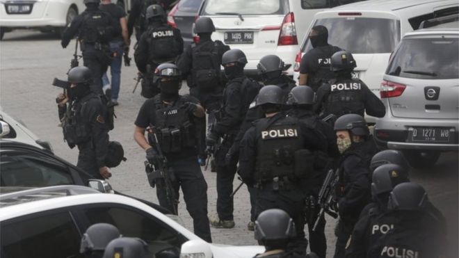 Armed police on the scene in Jakarta, Indonesia (14 Jan 2016)