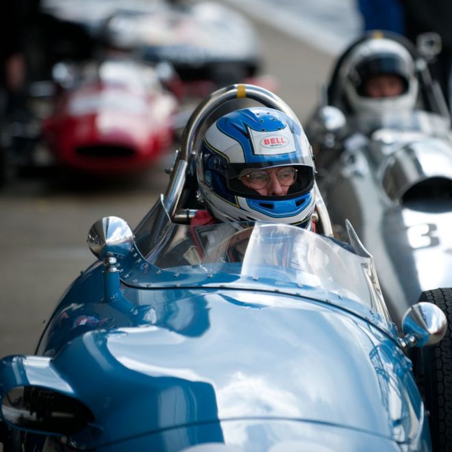 Driver περιμένοντας να φύγει pitlane